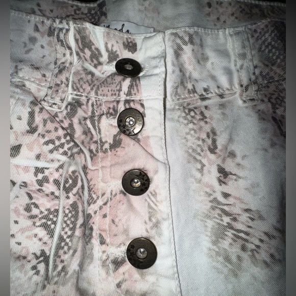 Gigi Moda snake skin button fly pants. Made in Italy. EUC 🌸 - Picture 10 of 13